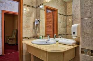 Отель Premier Compass Hotel Kherson Херсон Люкс-5