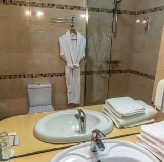 Отель Premier Compass Hotel Kherson Херсон Люкс-10